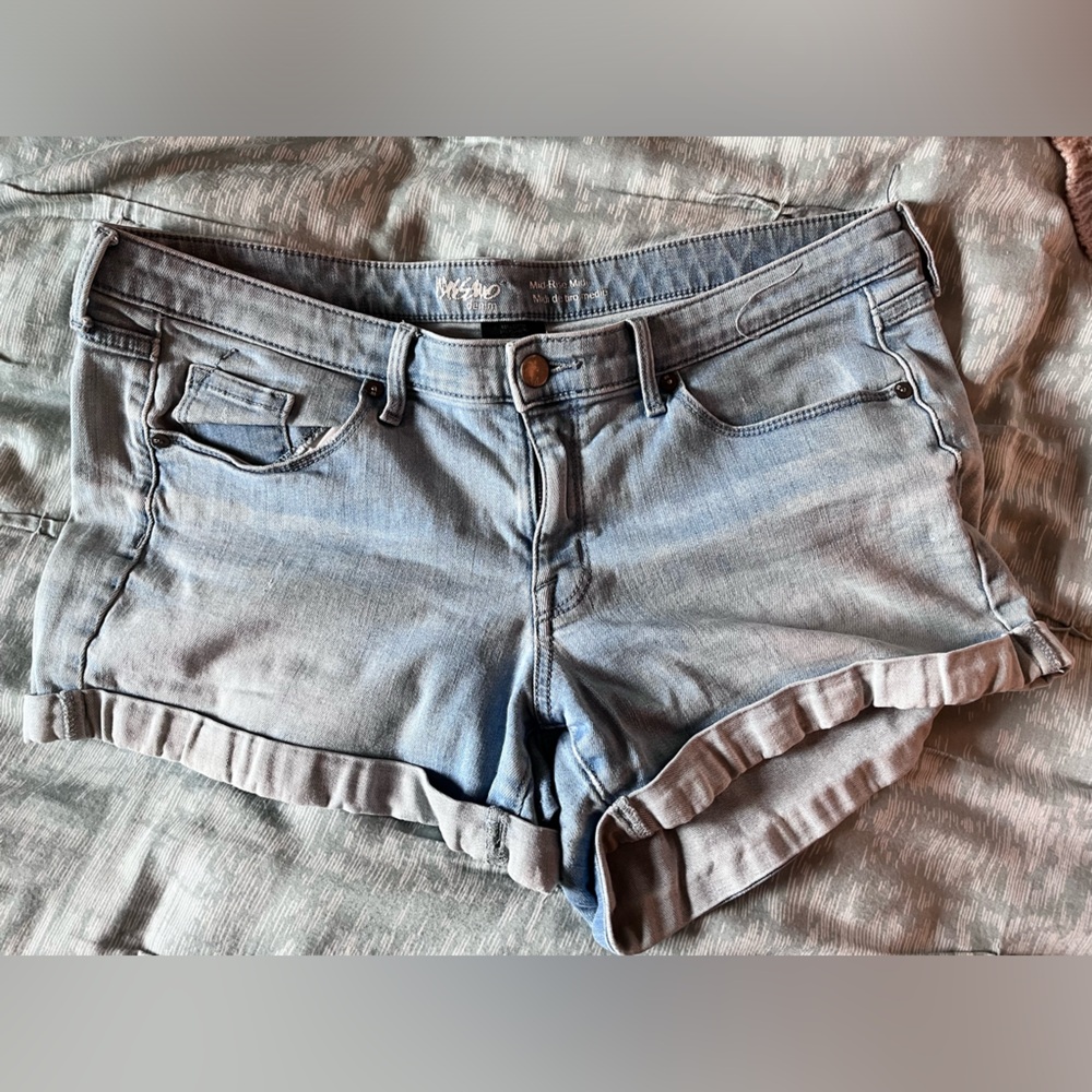 Size 10/30 Mossimo Mid Rise Midi Short